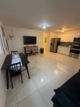 1132 NW 38th St in Miami, FL - Foto de edificio - Building Photo