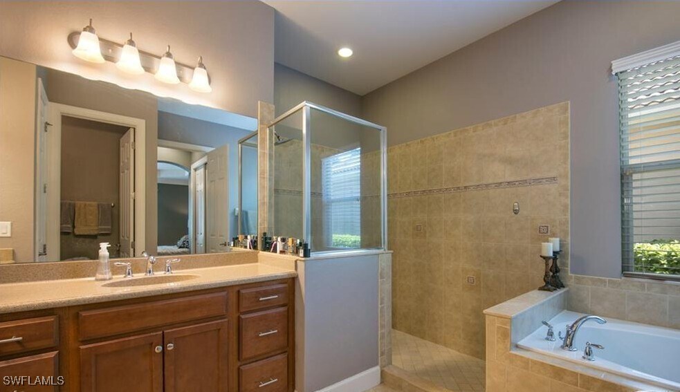 8198 Valiant Dr in Naples, FL - Building Photo