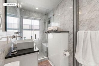 116 Perry St in New York, NY - Building Photo - Building Photo