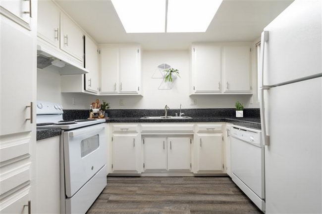 1110 Meadow Lake Dr in Vista, CA - Building Photo - Building Photo