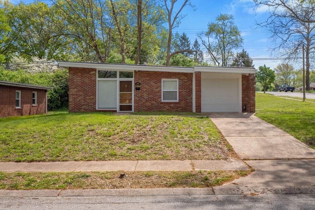1564 N Jackson Ave in University City, MO - Building Photo