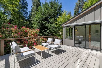 5045 W Mercer Way in Mercer Island, WA - Building Photo - Building Photo