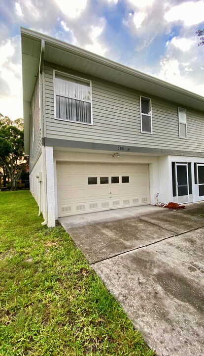 100 Kathleen Ct in Tarpon Springs, FL - Building Photo