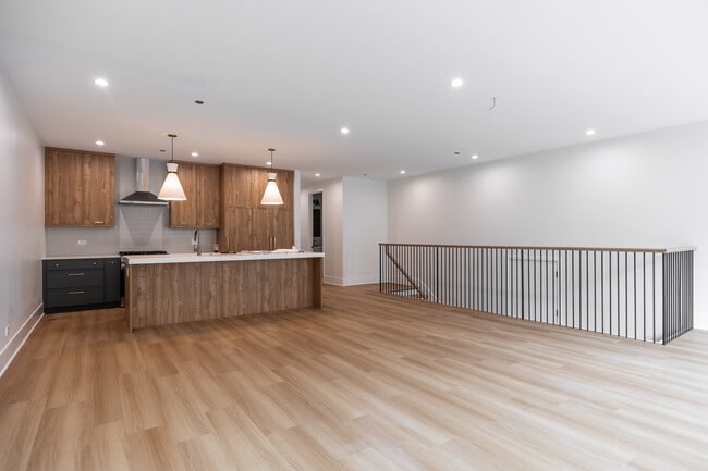 1610 W Grand Ave in Chicago, IL - Foto de edificio - Building Photo