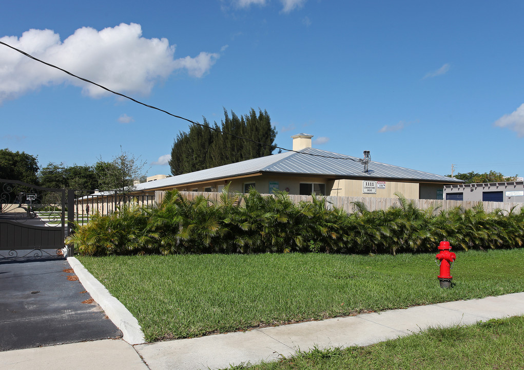 1111 Loxahatchee Dr in West Palm Beach, FL - Foto de edificio