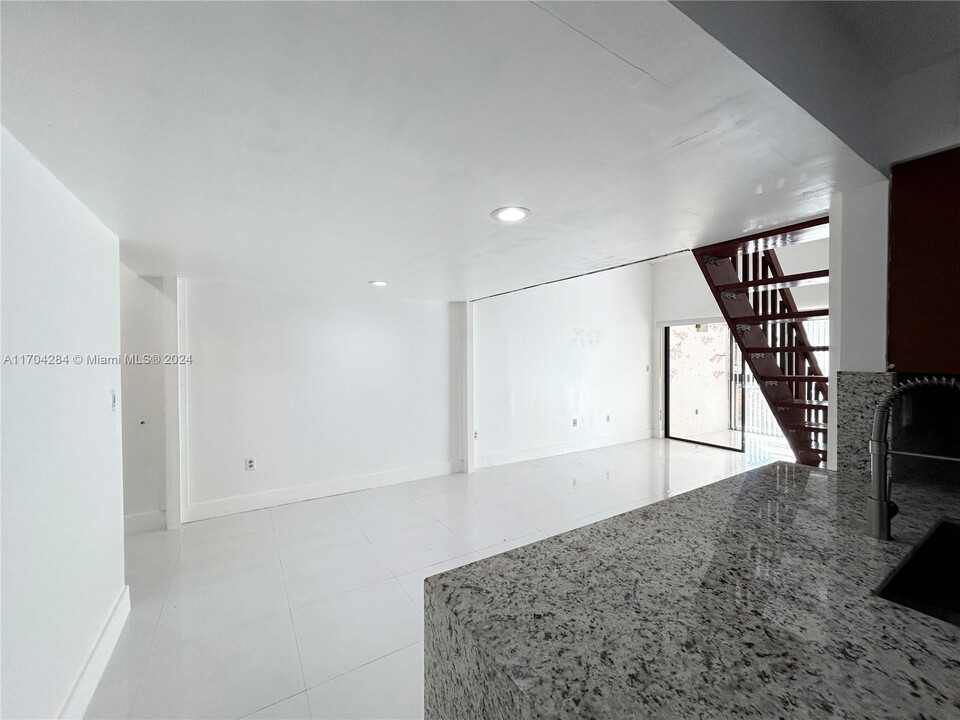 9433 Fontainebleau Blvd, Unit 209 in Miami, FL - Building Photo