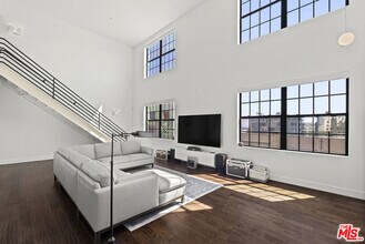 746 S Los Angeles St in Los Angeles, CA - Building Photo - Building Photo