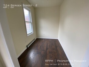 724 Bergen St-Unit -2 in Newark, NJ - Building Photo - Building Photo