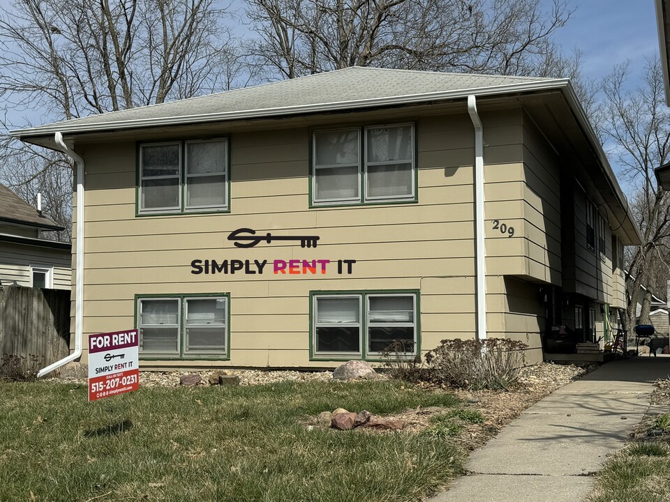 209 E 6th St in Ames, IA - Building Photo