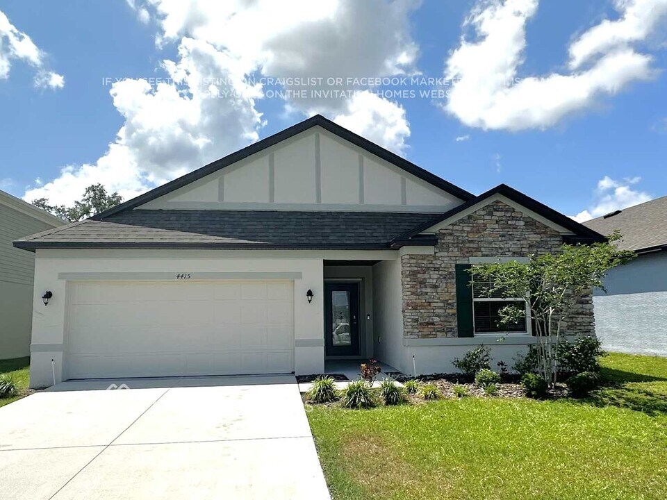 4415 Reisswood Lp in Palmetto, FL - Foto de edificio
