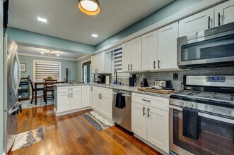 3855 Grosvenor Rd in South Euclid, OH - Building Photo - Building Photo