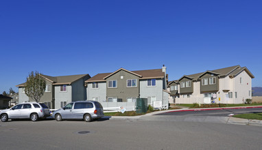 Canyon Creek Townhomes in Gonzales, CA - Foto de edificio - Building Photo