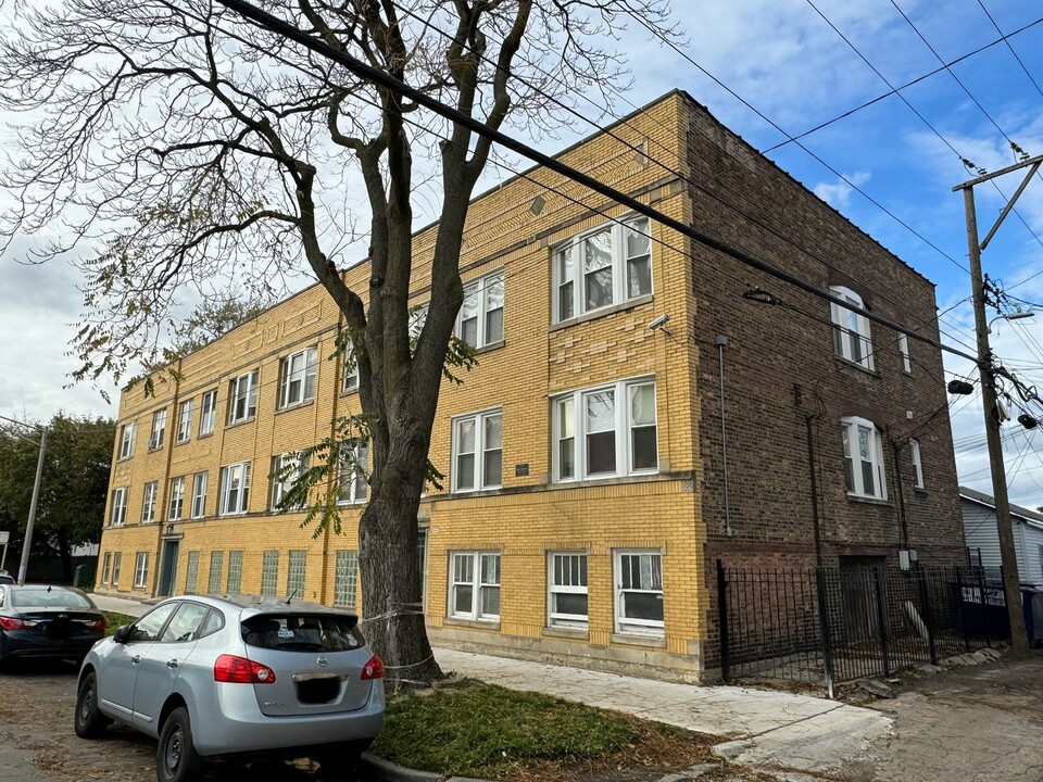 4640 W Palmer St in Chicago, IL - Building Photo