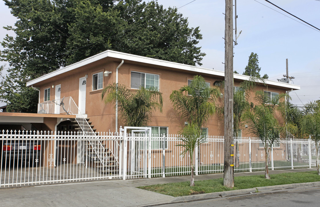 8601 D St in Oakland, CA - Building Photo