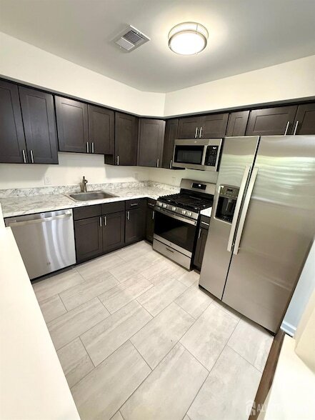 1238 Waterford Dr in Edison, NJ - Foto de edificio - Building Photo