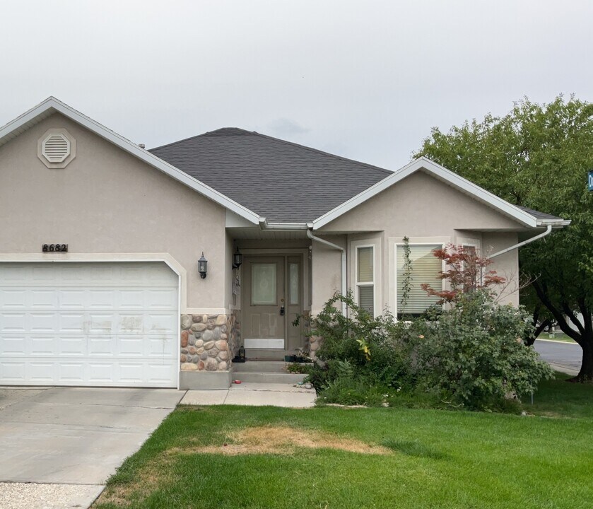 8682 Dove Meadows Ln in West Jordan, UT - Building Photo
