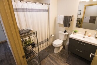 455 Century Pl, Unit 215 in Onalaska, WI - Foto de edificio - Building Photo