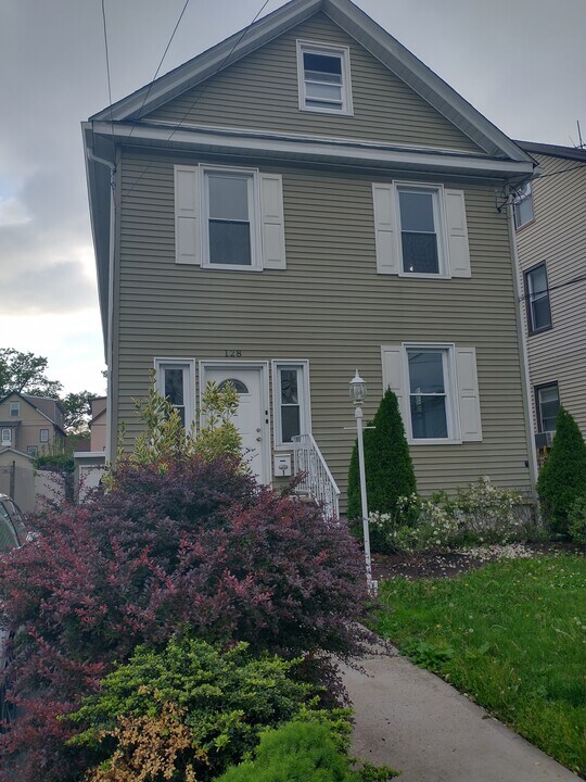128 Berwick St, Unit 1 in Elizabeth, NJ - Foto de edificio