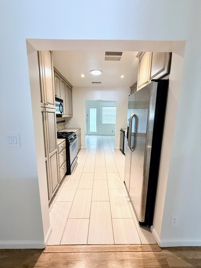 17429 Burbank Blvd in Encino, CA - Foto de edificio - Building Photo