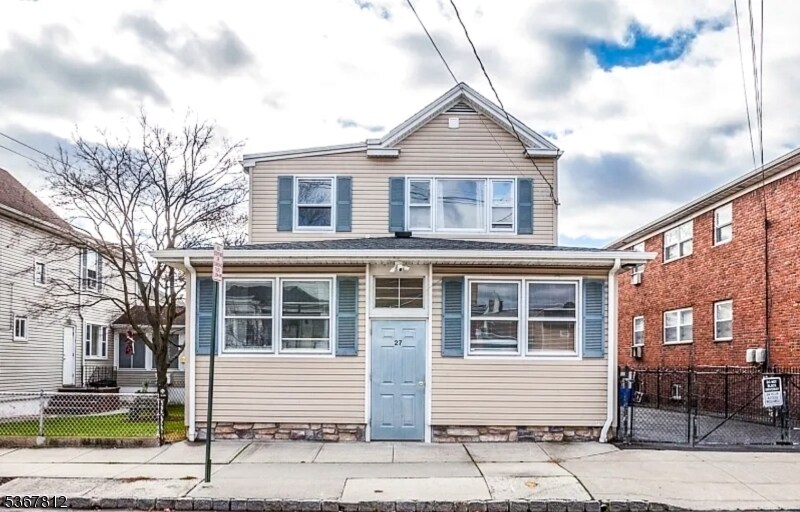 27 Honiss St in Belleville, NJ - Building Photo