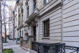 17 E 63rd St in New York, NY - Building Photo - Building Photo