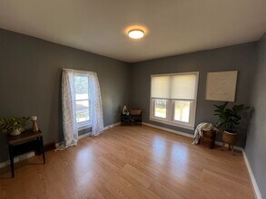 439 W 14th Ave, Unit A in Oshkosh, WI - Building Photo - Building Photo