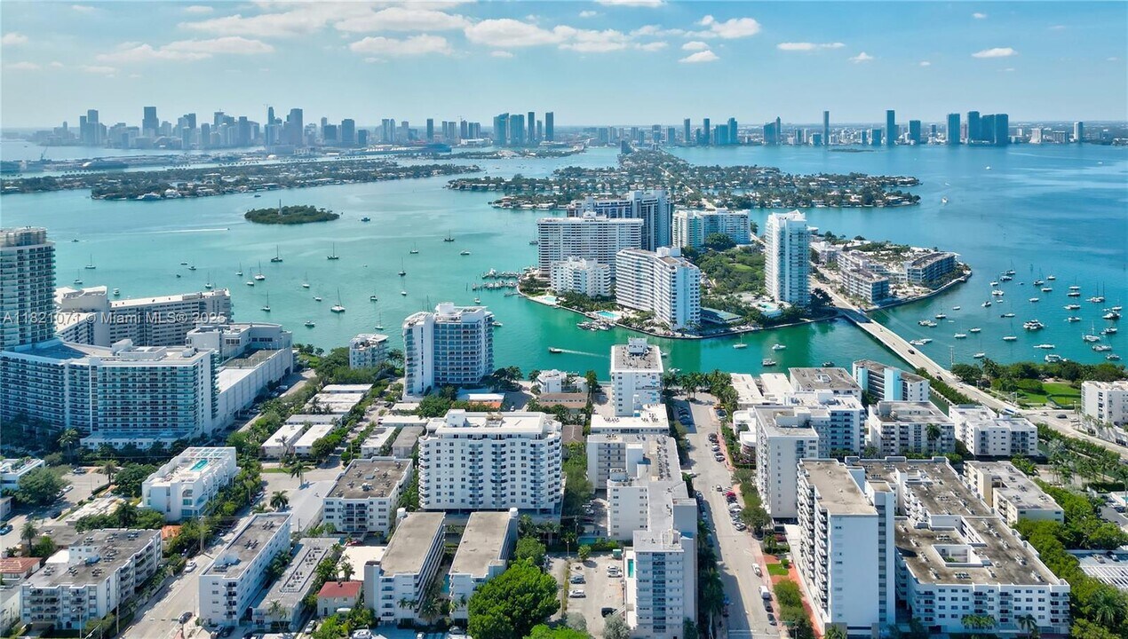 1621 Bay Rd in Miami Beach, FL - Building Photo