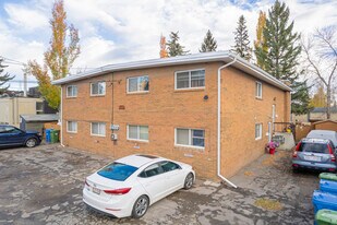4439 Bow Trl SW in Calgary, AB - Building Photo