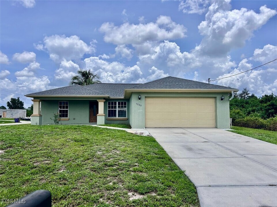 6020 Ruth Ave N in Lehigh Acres, FL - Foto de edificio