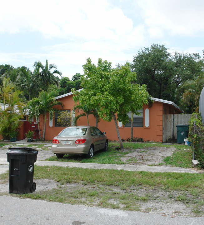 1814-1818 SW 22nd St in Fort Lauderdale, FL - Building Photo