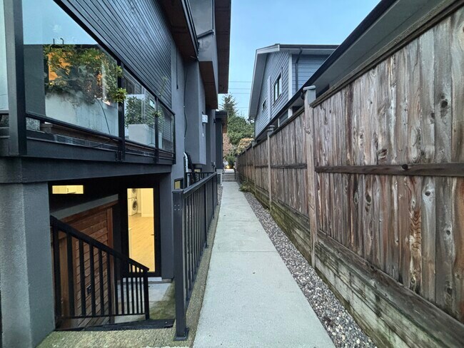 629 4th St E in North Vancouver, BC - Building Photo - Building Photo