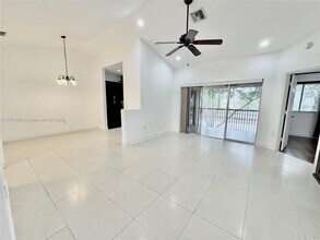 16320 Malibu Dr in Weston, FL - Foto de edificio - Building Photo
