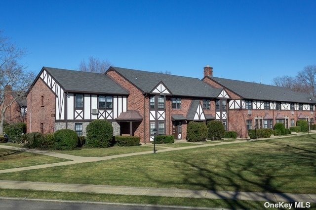 1691 August, Unit 1691 in North Babylon, NY - Building Photo