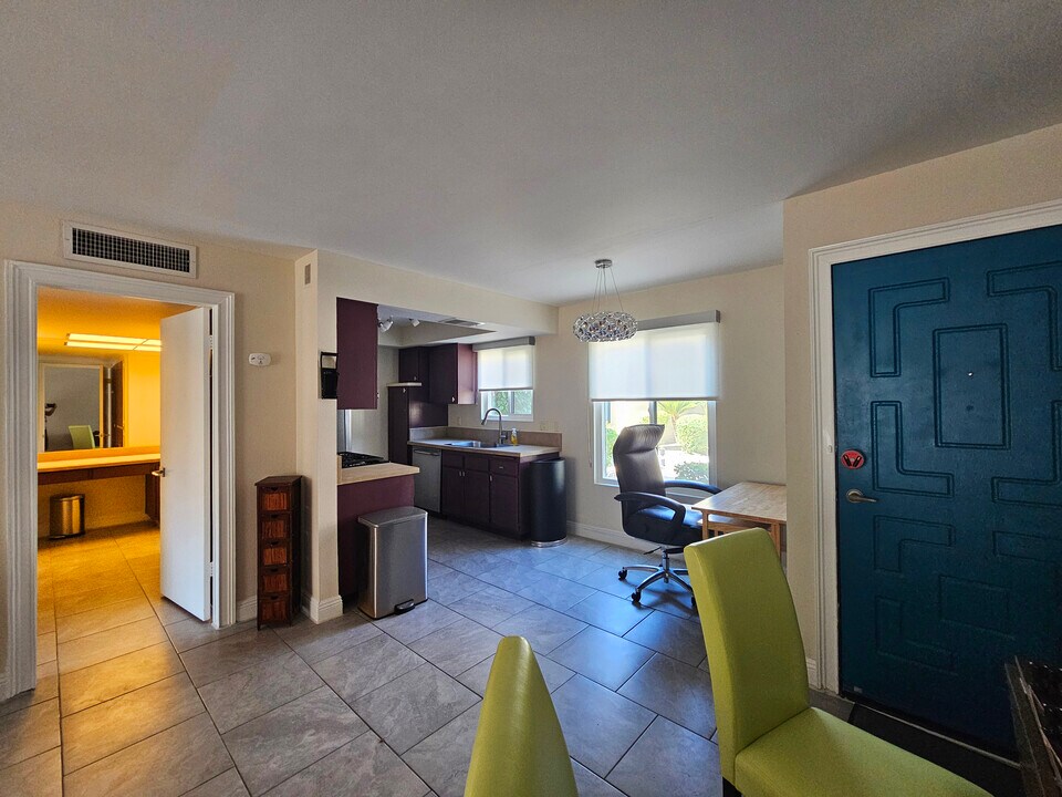 2160 S Palm Canyon Dr in Palm Springs, CA - Building Photo