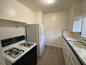 824 Roberts Ln in Bakersfield, CA - Building Photo - Building Photo