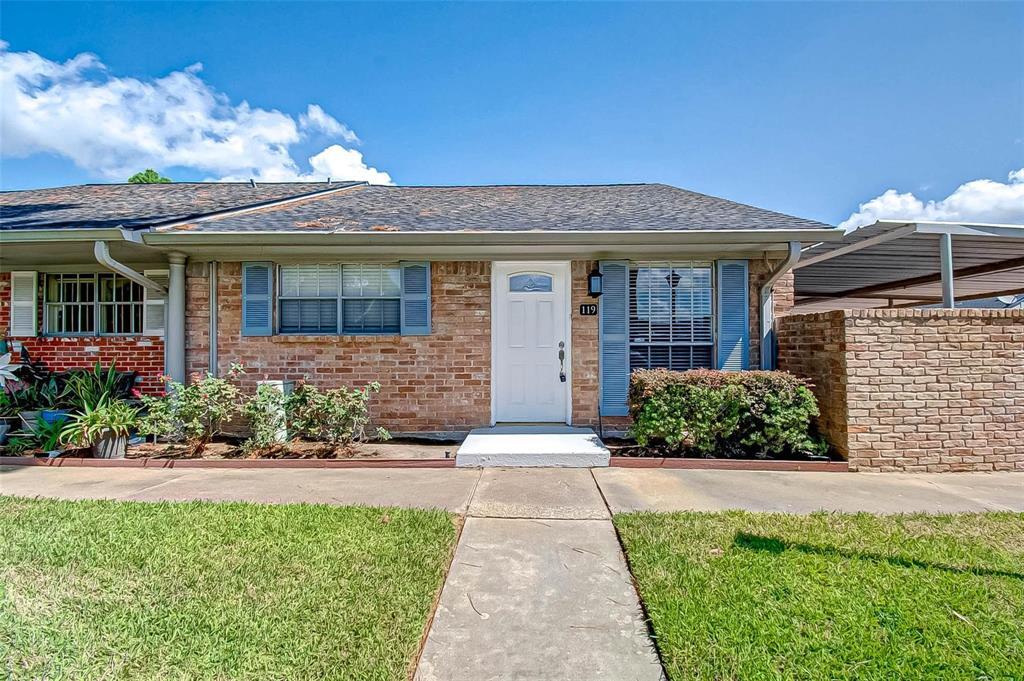 1104 W Tri Oaks Ln in Houston, TX - Building Photo