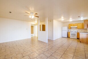 Taylor Ridge Apartments in Albuquerque, NM - Building Photo