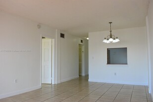 10900 SW 104th St, Unit 316 in Miami, FL - Building Photo