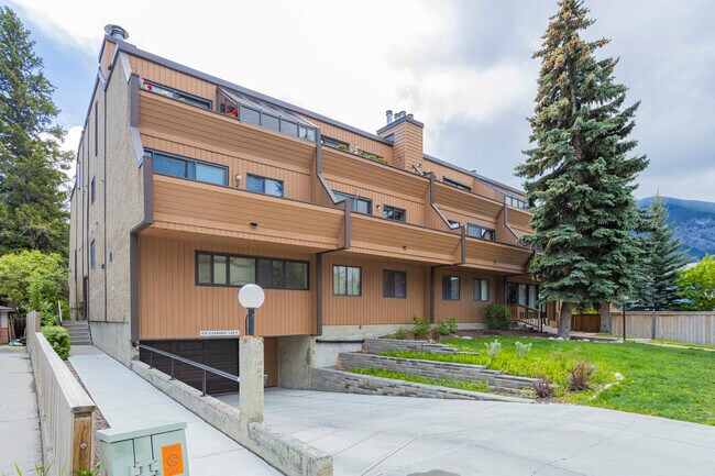 406 Squirrel St in Banff, AB - Building Photo - Primary Photo