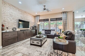 10398 Kesington Dr in Las Vegas, NV - Building Photo - Building Photo
