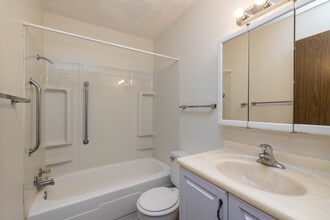 The Oaks Apartments in Sioux Falls, SD - Building Photo - Interior Photo