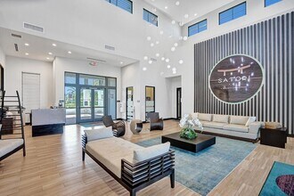 15501 NW 88th Ave in Miami Lakes, FL - Foto de edificio - Building Photo