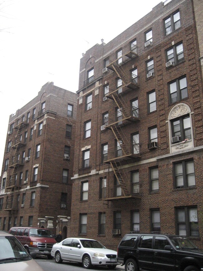 37-37 88th Street in Flushing, NY - Foto de edificio - Building Photo