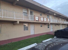 301 NW 177th St in Miami, FL - Building Photo
