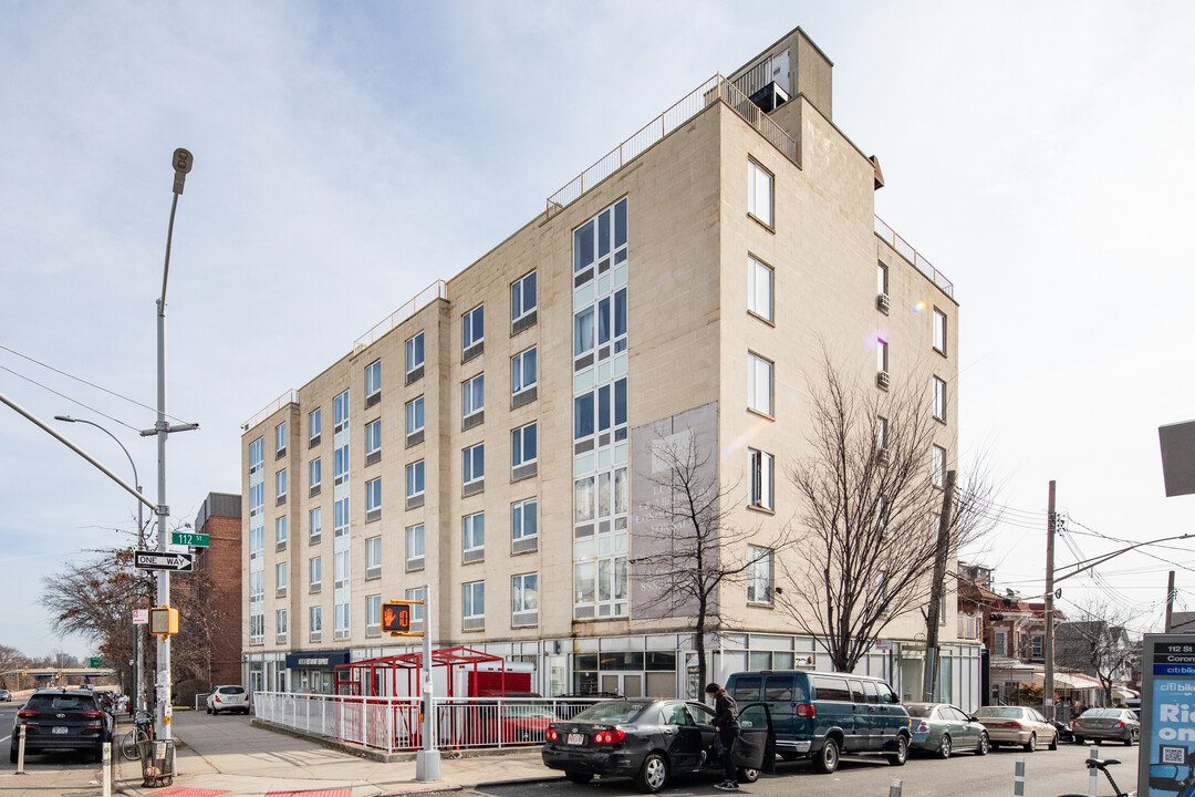 Sage House in East Elmhurst, NY - Foto de edificio