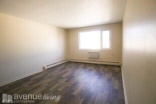 Angus Place in Regina, SK - Building Photo