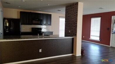 2401 Ranger Pass in Seguin, TX - Foto de edificio - Building Photo