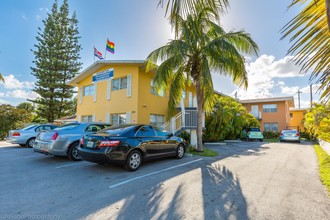 Garden Apartments in Fort Lauderdale, FL - Building Photo - Building Photo