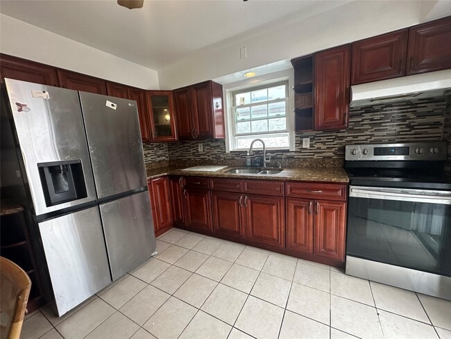 542 E Meadow Ave in East Meadow, NY - Building Photo - Building Photo