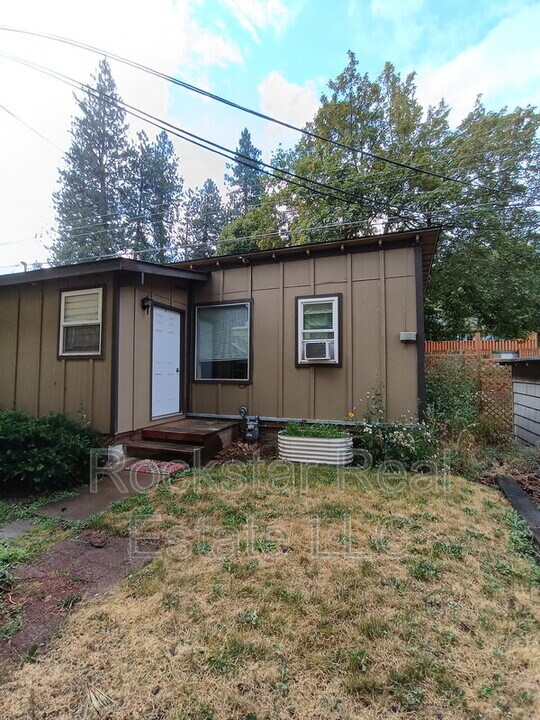 1420 E 16th Ave in Spokane, WA - Foto de edificio